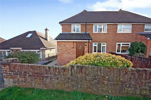Tor Road, Farnham, Surrey, GU9, photo 1