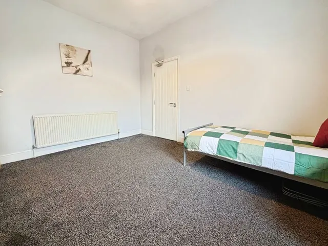 Liverpool Road, Eccles, M30, photo 3