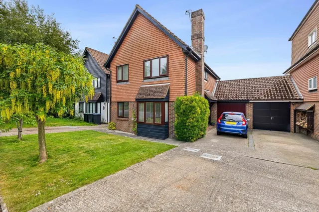 Clarence Drive, East Grinstead, East Grinstead, RH19 4RZ, photo 1