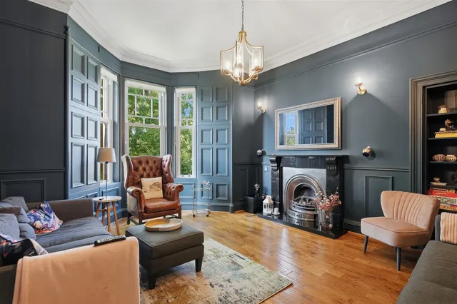 Photo 3 — 6 Whittingehame Drive, Claythorne, G12 0XU
