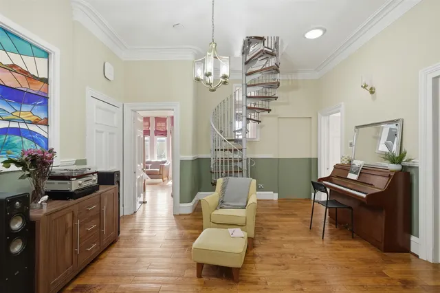 Photo 2 — 6 Whittingehame Drive, Claythorne, G12 0XU