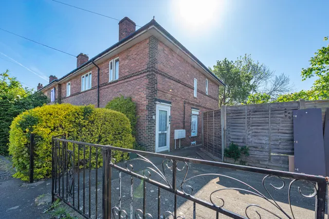 13 Playgreen Way, London, photo 1