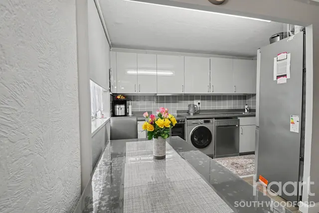 Navestock Crescent, Woodford Green, IG8, photo 3