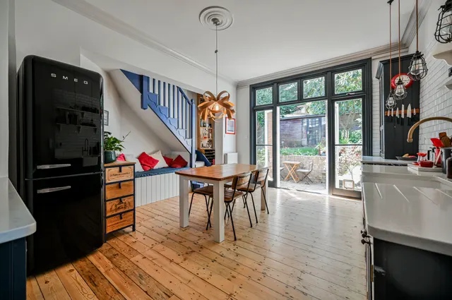 Photo 2 — Flat 2, 42 Hornsey Lane Gardens, London
