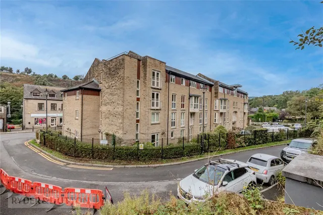 High Street, Uppermill, OL3, photo 2