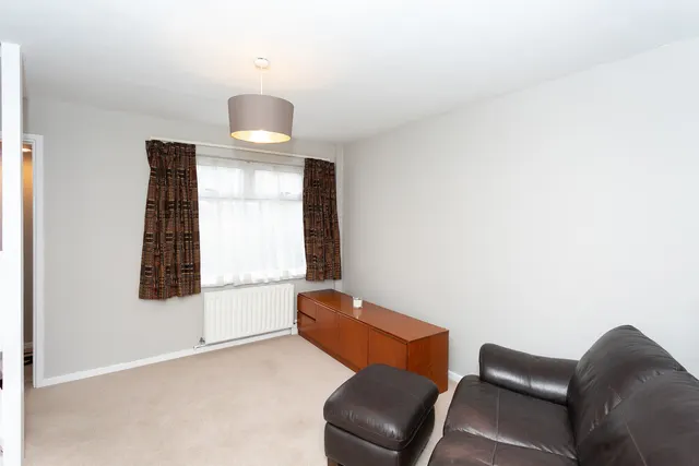 Photo 2 — 7 Gibbs Couch, Carpenders Park
