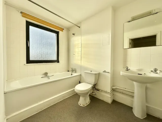 Clayton Road, Hayes, UB3, photo 3