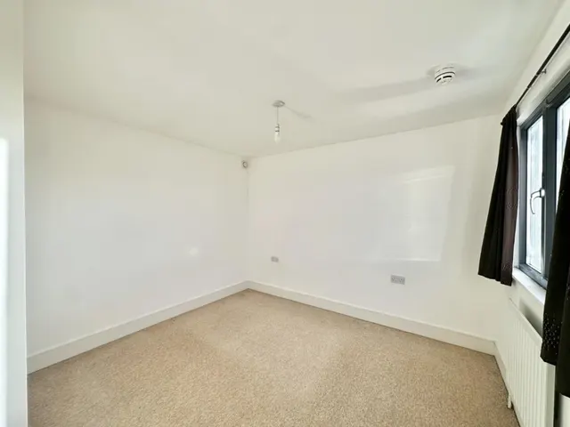 Clayton Road, Hayes, UB3, photo 2