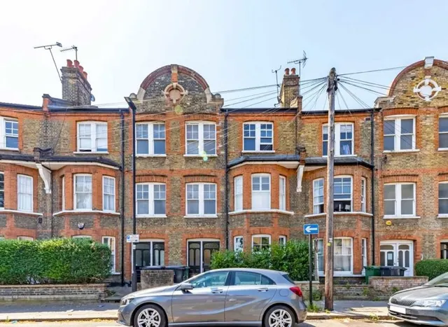 4 bedroom flat — Aristotle Road, Clapham, SW4