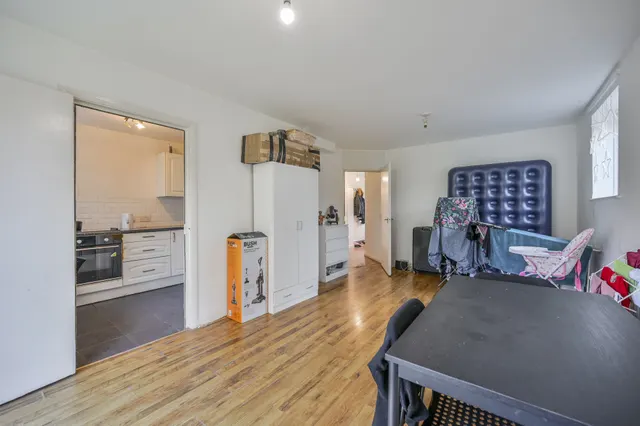 Photo 2 — 46 Newnham Road, London