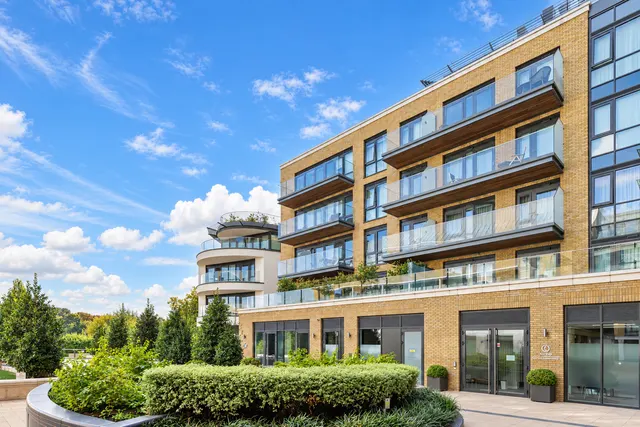 Kew Bridge Road, Brentford, TW8, photo 1