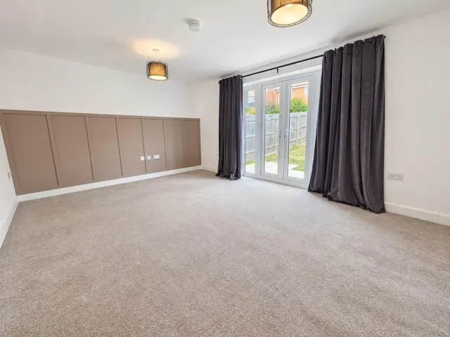 Aynhoe Road, St Crispins, photo 2