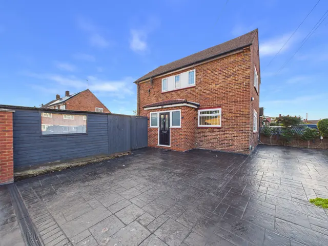 Caledonia Road, Stanwell, TW19, photo 1