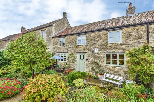 3 bedroom character property, Court Farm, The Cross, BA11