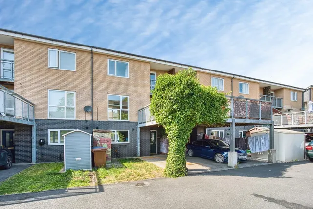 Taunton Avenue East, Stockport, Greater Manchester, SK5, photo 1