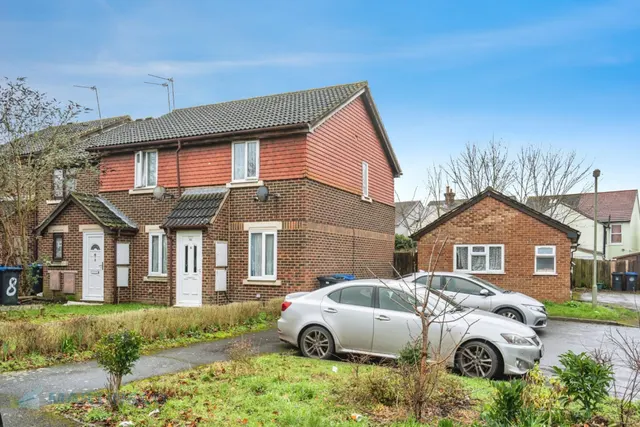 Beta Road, Woking, photo 1