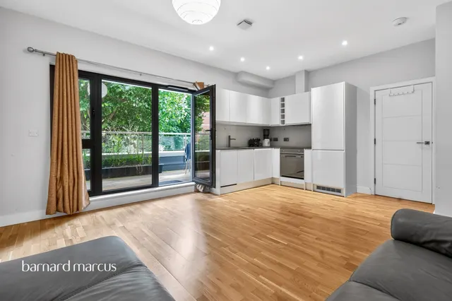 Staines Road West, Sunbury-On-Thames, TW16, photo 2