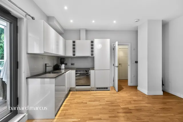Staines Road West, Sunbury-On-Thames, TW16, photo 3