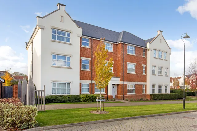 Highwood Crescent, Horsham, RH12, photo 1
