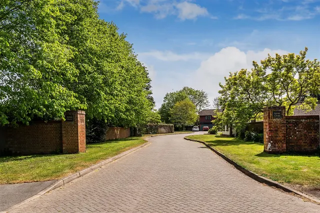 Aston Close, Ashtead, KT21, photo 2
