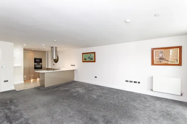Pwllycrochan Avenue, Colwyn Bay, photo 2