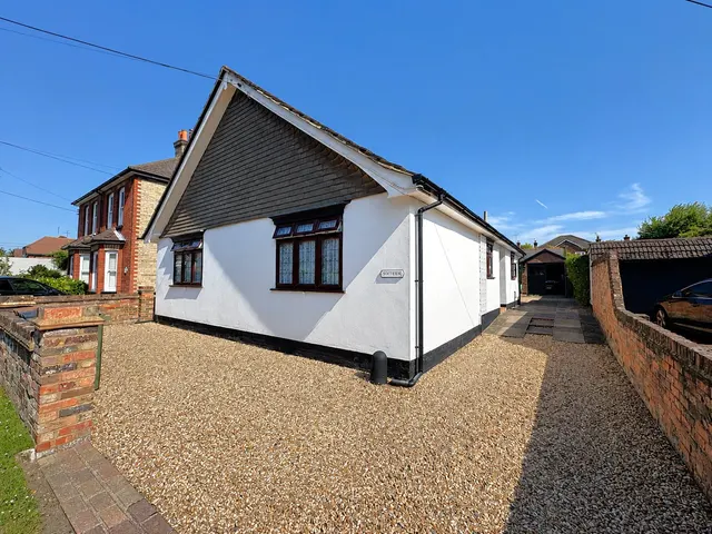 Alexandra Road, Ash, Surrey, GU12 6PN, photo 1