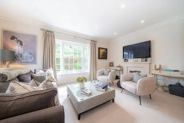 Lincoln Grove, Weybridge, KT13, photo 2