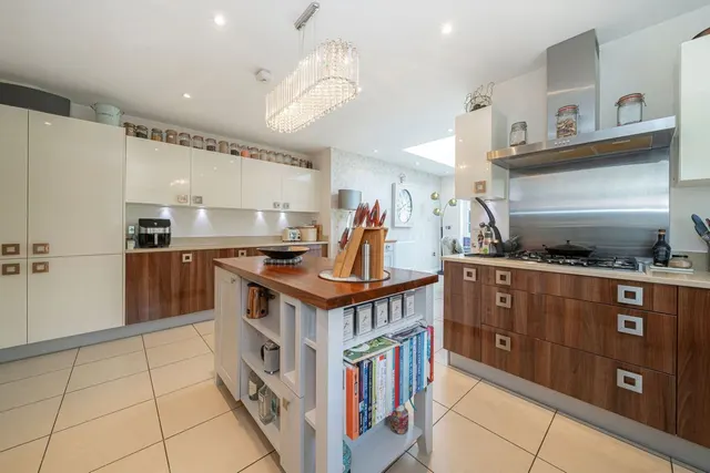 Lincoln Grove, Weybridge, KT13, photo 3