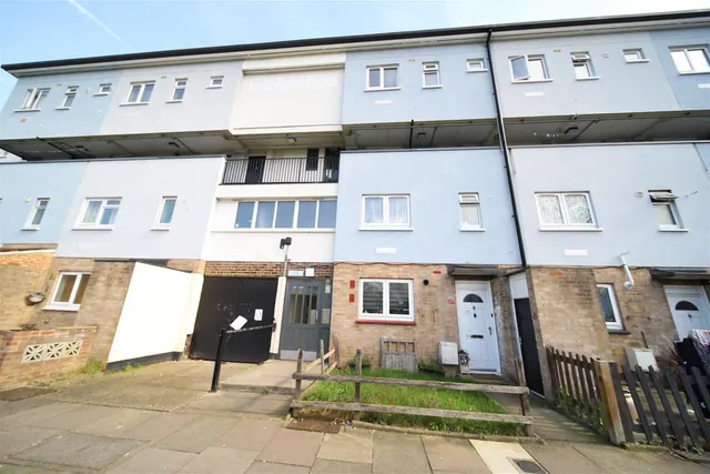 Lawson Road, Enfield EN3 5XL, photo 1