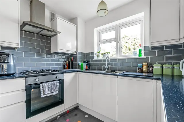 Linden Court, Leatherhead, KT22, photo 2
