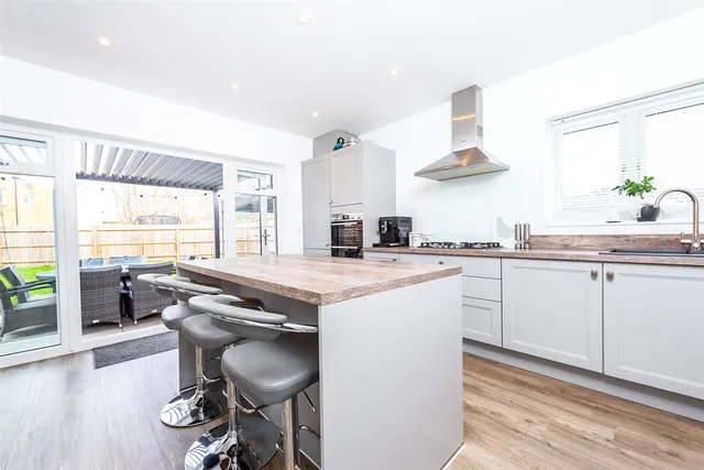 Photo 2 — Brampton View, Farnborough, Hampshire, GU14 0FT