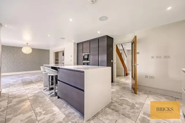 Photo 3 — Wells Gate Close, Woodford Green, IG8 0FD