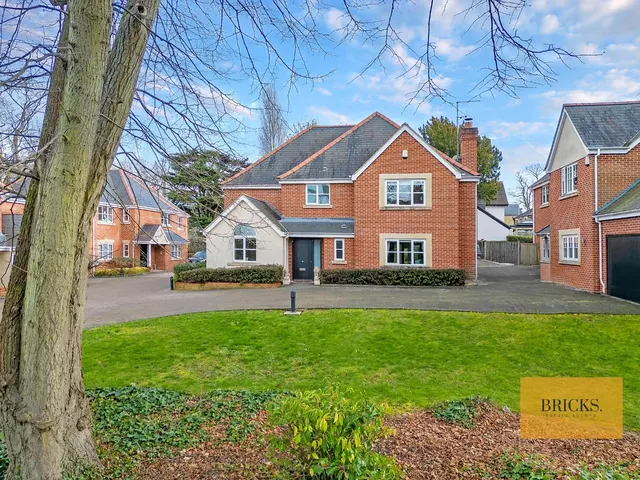5 bedroom house — Wells Gate Close, Woodford Green, IG8 0FD