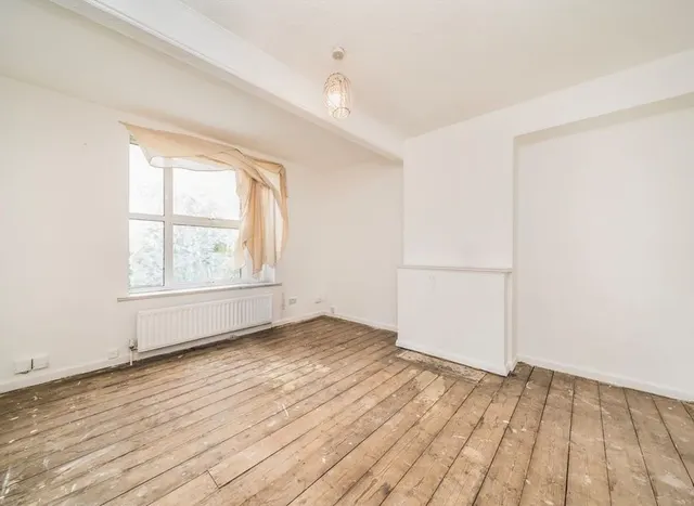 Photo 2 — Westcott Crescent, Hanwell, W7
