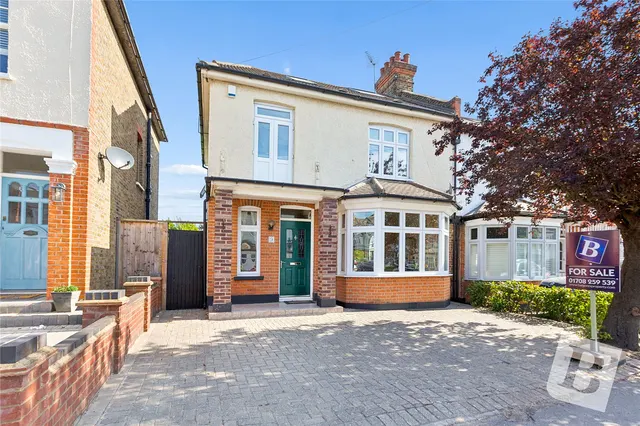 Howard Road, Upminster, RM14, photo 1