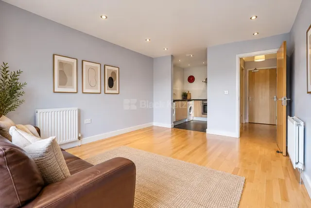 Clarendon Road, N8, photo 2