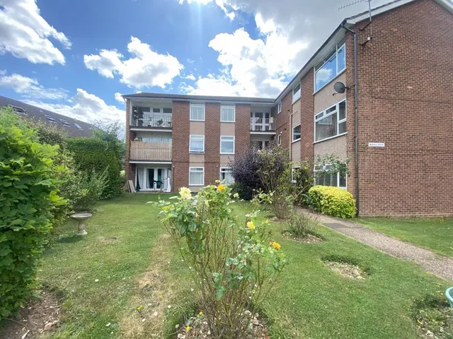 Photo 3 — Cressington Place, Bourne End SL8 5SH