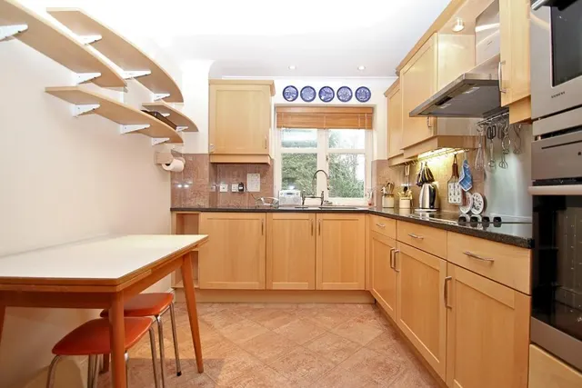 St. Johns Hill Road, Woking, GU21, photo 3
