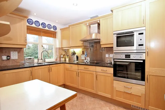 St. Johns Hill Road, Woking, GU21, photo 2
