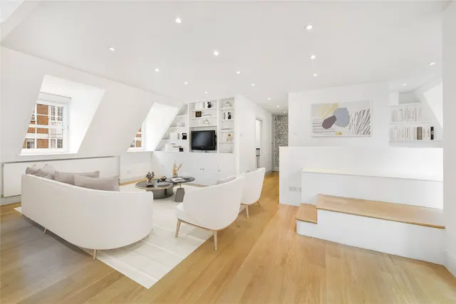 3 bedroom flat — Elystan Street, Chelsea, SW3