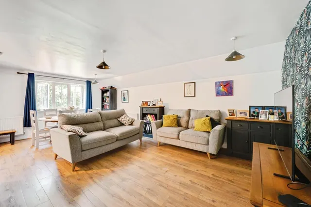 Kingfisher Close, Leatherhead, KT22, photo 1
