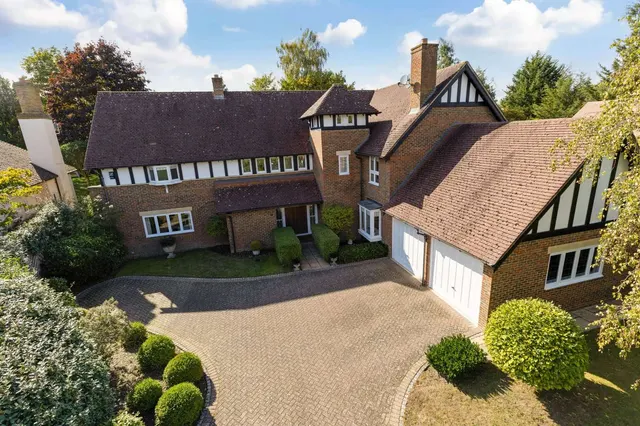 Lytton Park, Cobham, KT11, photo 1