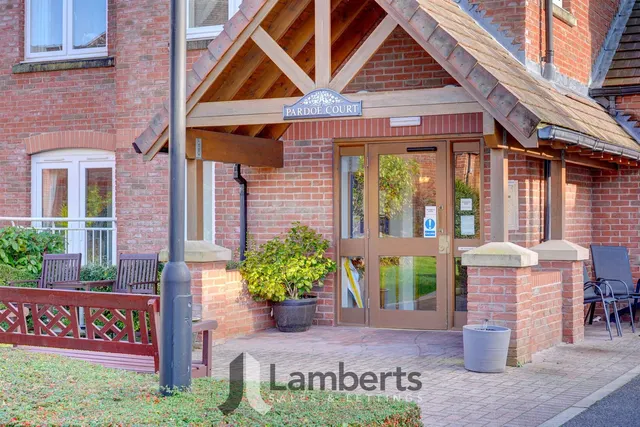 31 Pardoe Court New Road, Studley, photo 1