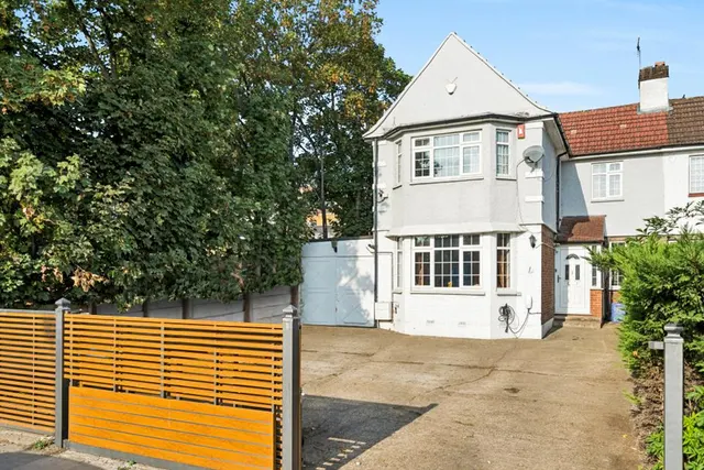 Birchen Grove, Kingsbury, NW9, photo 3
