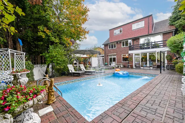 13 Mount Drive, Wembley, photo 1