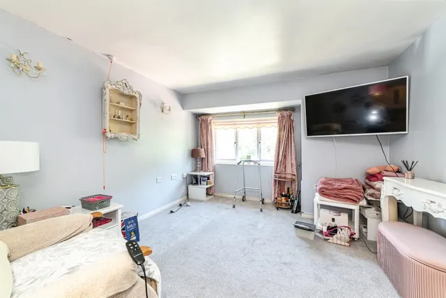 Oakfields, Lychpit, RG24, photo 3
