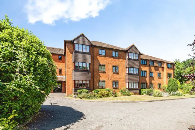 Oakfields, Lychpit, RG24, photo 1