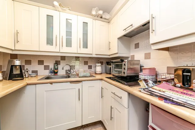 Oakfields, Lychpit, RG24, photo 2