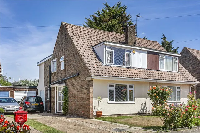 Chaplin Crescent, Sunbury-on-Thames, TW16, photo 1