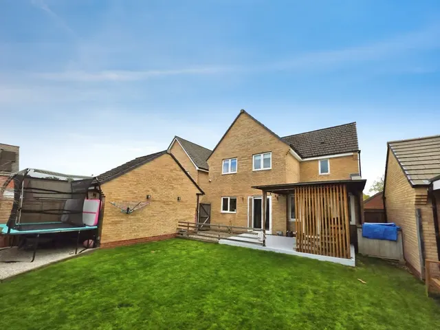 Pentre Court, Gatewen Village, LL11, photo 2